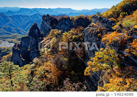 妙義山・紅葉の岩峰群 妙義山・紅葉の岩峰群 54024090