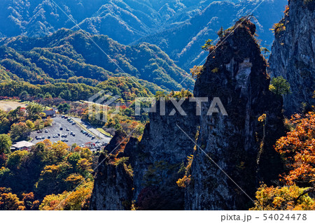 紅葉の妙義山岩峰群 紅葉の妙義山岩峰群 54024478