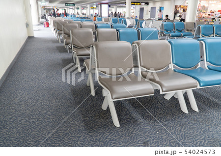 row of blue chair at airport 54024573