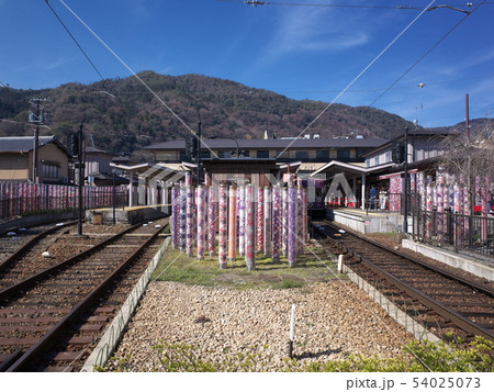 嵐電嵐山駅　キモノフォレストと線路 54025073