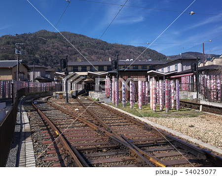 嵐電嵐山駅 キモノフォレストと線路 嵐電嵐山駅 キモノフォレストと線路 54025077