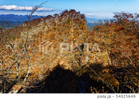 妙義山・中ノ岳から見る鷹戻しのピークと榛名山 54025649