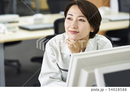 作業服を着たビジネスパーソン 54028588