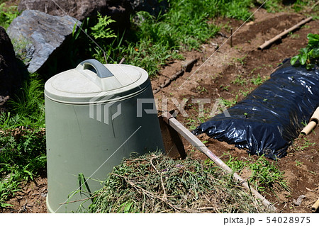 雑草堆肥化イメージ コンポスト 生ごみ堆肥化容器 畑 家庭菜園イメージ素材の写真素材
