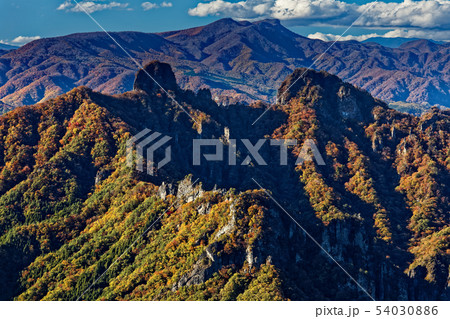 妙義山・中ノ岳から見る裏妙義と鼻曲山方面の山並み 54030886