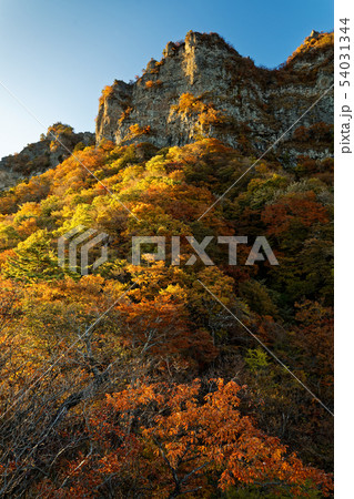 妙義山・見晴台から見る夕暮れの中ノ岳 妙義山・見晴台から見る夕暮れの中ノ岳 54031344