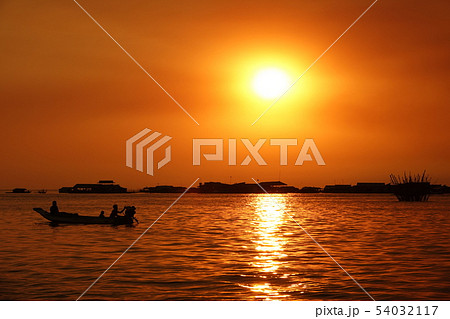 トンレサップ湖の夕暮れ トンレサップ湖の夕暮れ 54032117