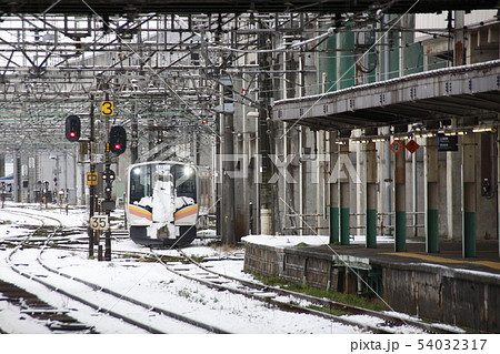 冬の長岡駅に到着する上越線E129系 冬の長岡駅に到着する上越線E129系 54032317