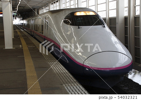 冬のガーラ湯沢駅に停車中の上越新幹線E2系 54032321