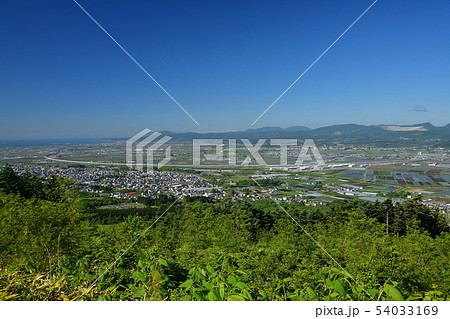 快晴の北海道七飯町城岱スカイラインから大野平野の初夏の風景を撮影 快晴の北海道七飯町城岱スカイラインから大野平野の初夏の風景を撮影 54033169