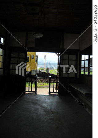 木造ローカル駅と黄色い列車 木造ローカル駅と黄色い列車 54033665