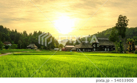 夏の農村風景 (荻ノ島環状集落の夕暮れ) 夏の農村風景 (荻ノ島環状集落の夕暮れ) 54033900