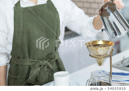 若い女性、カフェ、ウェイトレス、フロアスタッフ 54035910