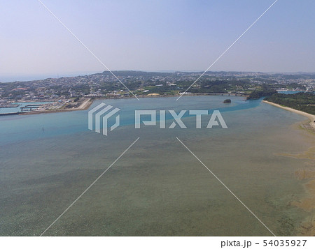 藪地島から勝連半島方面をのぞむ〜ドローンで空撮(沖縄県うるま市) 藪地島から勝連半島方面をのぞむ〜ドローンで空撮(沖縄県うるま市) 54035927