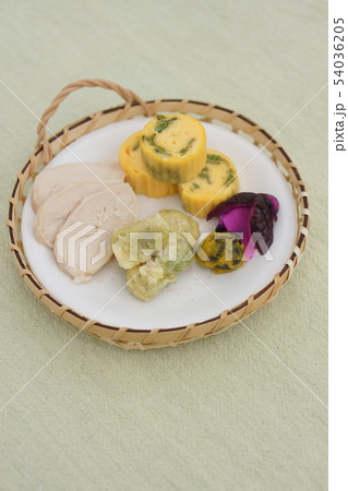 そら豆の天ぷら・だし巻き・サラダチキンのおかず 54036205