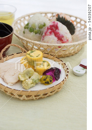 夏のおむすび三種とおかず 54036207