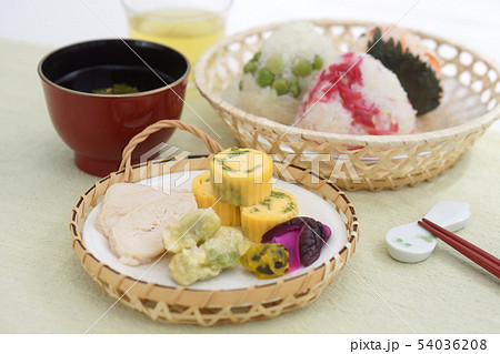 夏のおむすび三種とおかず 54036208