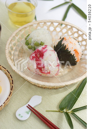 夏のおむすび三種とおかず 54036210