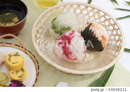 夏のおむすび三種とおかず 54036211