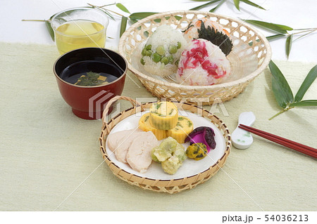 夏のおむすび三種とおかず 54036213