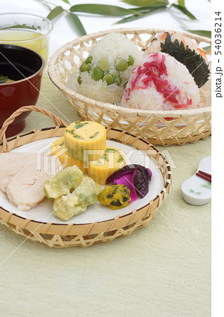 夏のおむすび三種とおかず 54036214