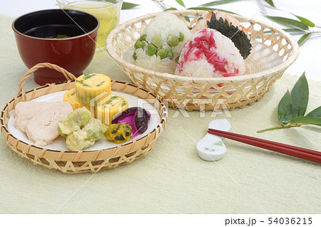 夏のおむすび三種とおかず 夏のおむすび三種とおかず 54036215