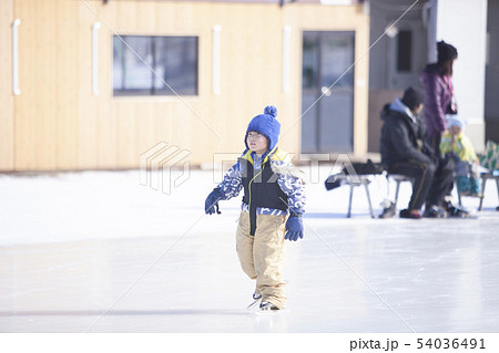 スケートリンクで遊ぶ男の子 54036491