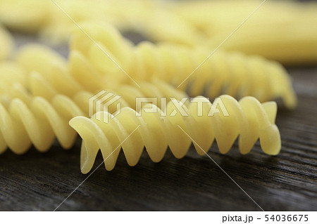 Italian short pasta, Fusilli (Fusilli)... - Stock Photo [54036675] - PIXTA