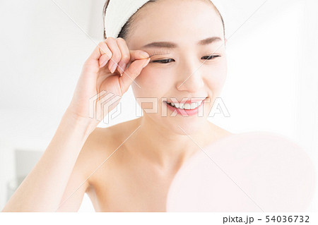 美容　イメージ　つけまつげ 54036732