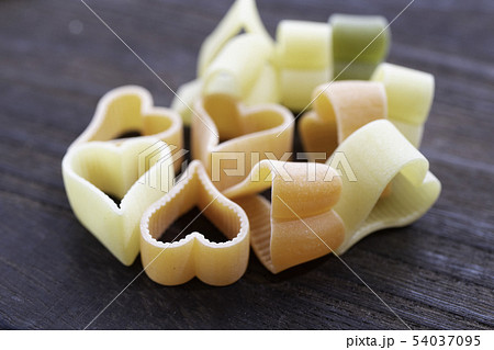 ハート形のイタリアン・ショートパスタ(イタリアの食材) ハート形のイタリアン・ショートパスタ(イタリアの食材) 54037095