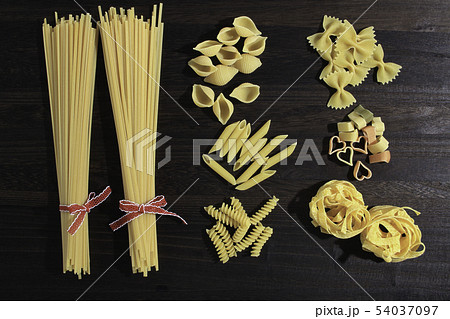 色々なパスタ(リングイネ(linguine)、ペンネ、フェットチーネ(Fettuccine)、ファル 色々なパスタ(リングイネ(linguine)、ペンネ、フェットチーネ(Fettuccine)、ファル 54037097