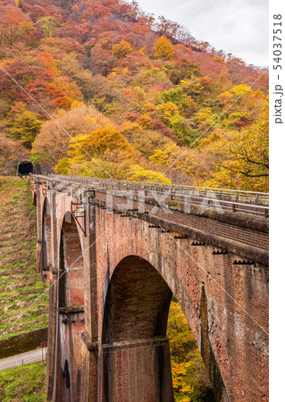 秋の碓氷峠 紅葉の碓氷第三橋梁(めがね橋) 秋の碓氷峠 紅葉の碓氷第三橋梁(めがね橋) 54037518