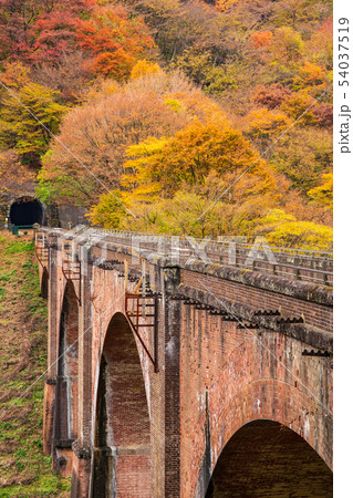 秋の碓氷峠 紅葉の碓氷第三橋梁(めがね橋) 秋の碓氷峠 紅葉の碓氷第三橋梁(めがね橋) 54037519