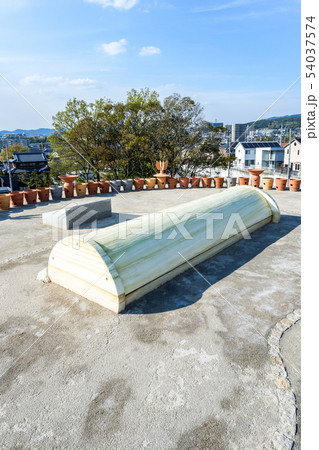 志段味大塚古墳復元された木棺を見る風景 54037574