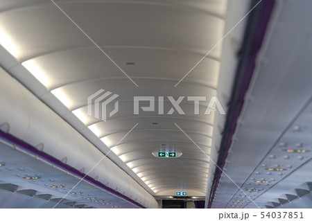 飛行機の出口標示 54037851