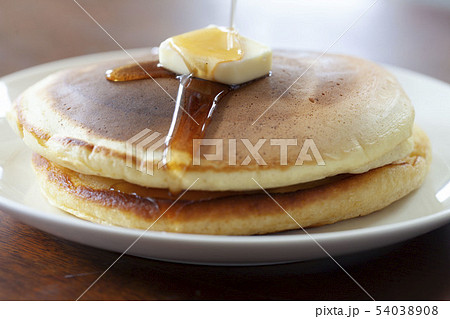 家庭で作った少し焦げたホットケーキ 54038908