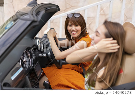 自慢のオープンカーに乗り女子旅の計画を話し合う可愛い美人女性二人 自慢のオープンカーに乗り女子旅の計画を話し合う可愛い美人女性二人 54040278