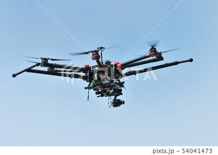 飛行中の産業用ドローン 54041473
