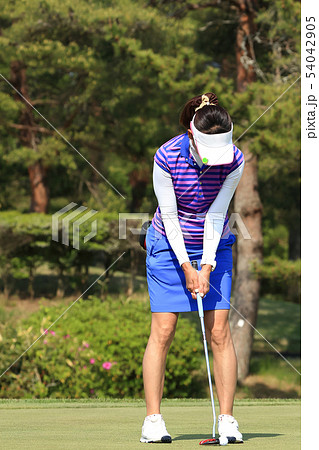 パッティングを打つ女性 イメージ パッティングを打つ女性 イメージ 54042905