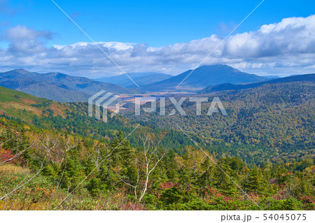 秋の尾瀬 鳩待峠側の至仏山の登山道1900m付近から北東側の尾瀬ヶ原、燧ヶ岳方面 秋の尾瀬 鳩待峠側の至仏山の登山道1900m付近から北東側の尾瀬ヶ原、燧ヶ岳方面 54045075