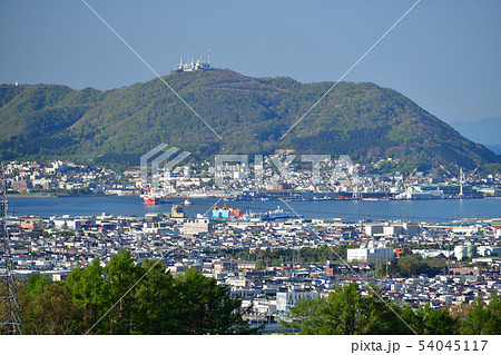 快晴の北海道函館市桔梗の高台から朝の函館山と市街地の初夏の風景を撮影 54045117