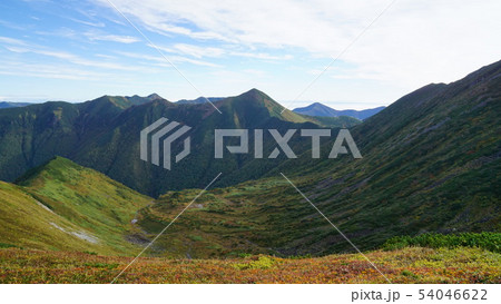 秋の幌尻岳稜線から見た北カールと戸蔦別岳 秋の幌尻岳稜線から見た北カールと戸蔦別岳 54046622