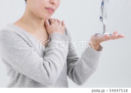 肩が痛い女性 肩が痛い女性 54047518