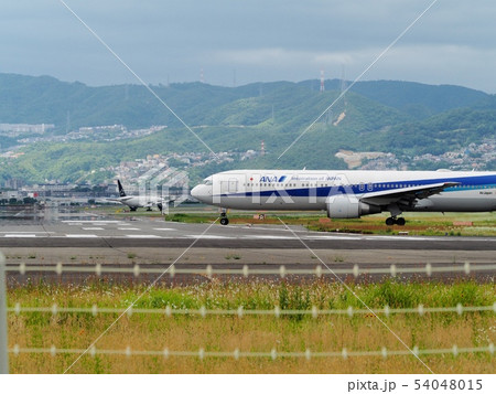 千里川土手から見る大阪国際空港滑走路 54048015