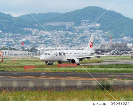千里川土手から見る大阪国際空港滑走路 54048024