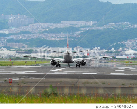 千里川土手から見る大阪国際空港滑走路 54048027
