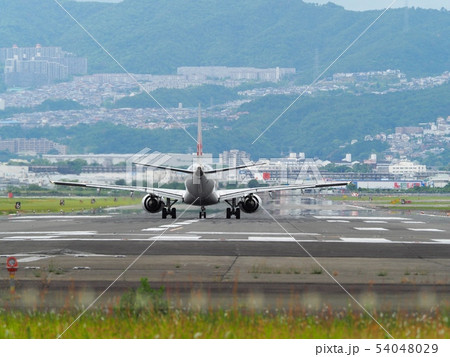 千里川土手から見る大阪国際空港滑走路 54048029