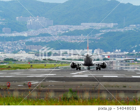 千里川土手から見る大阪国際空港滑走路 千里川土手から見る大阪国際空港滑走路 54048031