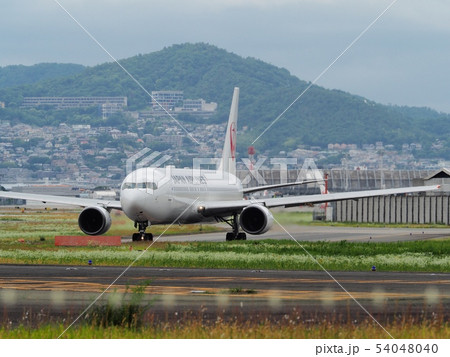 千里川土手から見る大阪国際空港滑走路 千里川土手から見る大阪国際空港滑走路 54048040