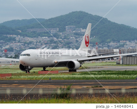 千里川土手から見る大阪国際空港滑走路 54048041
